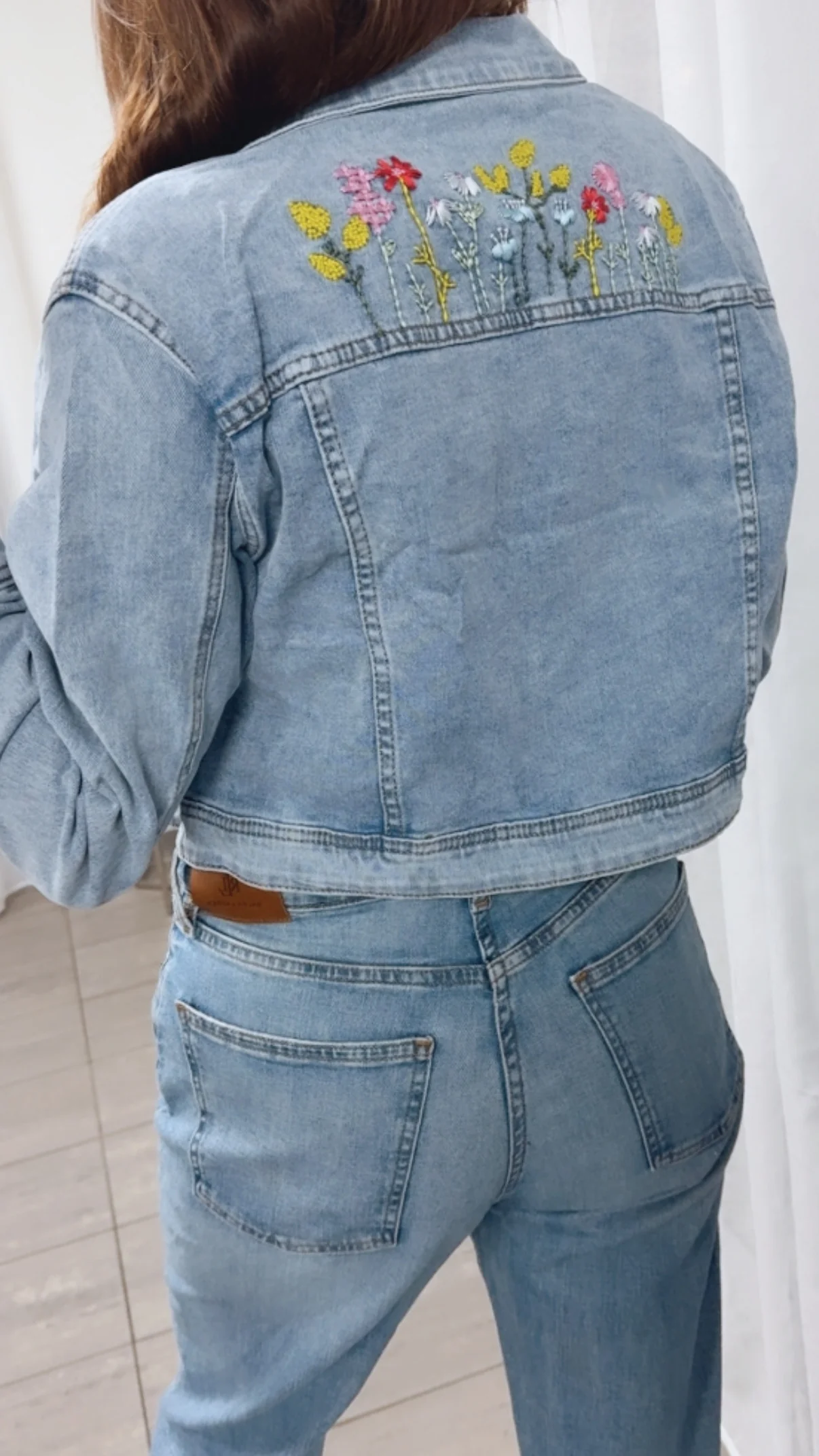 Jeansjacke mit farbiger Blumen Stickerei am Rücken / G95Y denim Art. 10952 - Image 3