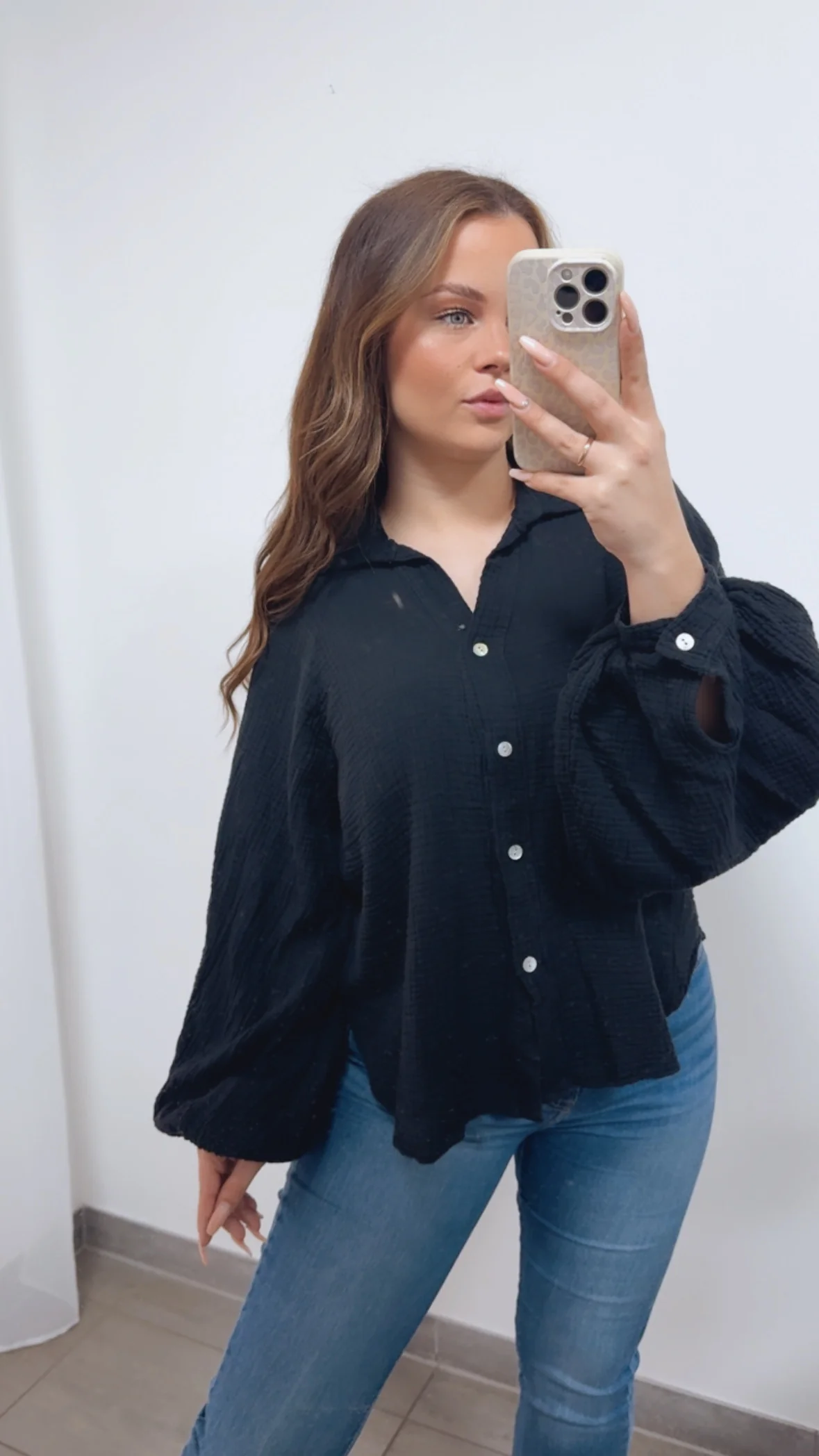 KURZE Oversize Musselin Bluse BALLONÄRMEL / schwarz Art. 14725 - Image 4
