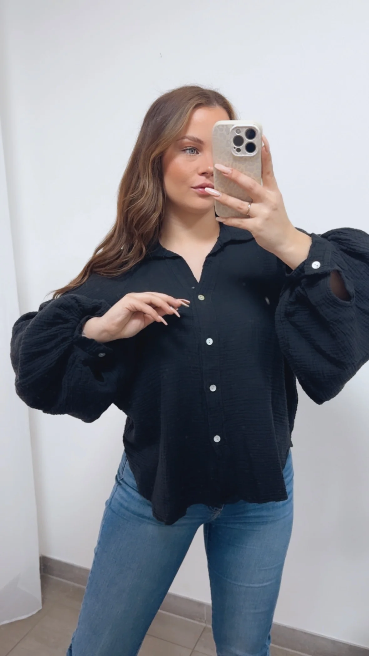 KURZE Oversize Musselin Bluse BALLONÄRMEL / schwarz Art. 14725 - Image 5