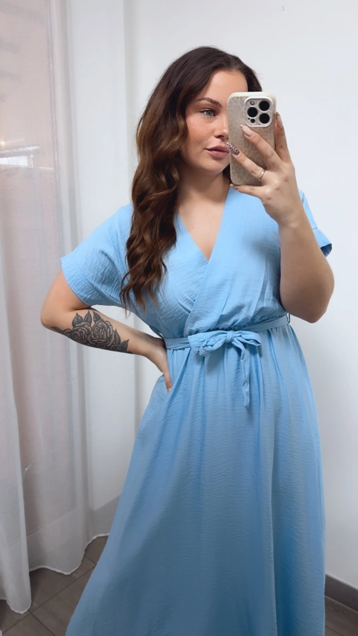 langes Kleid mit kurze Armen, elastische Taille und zum schnüren / hell blau Art. 14304 - Image 2