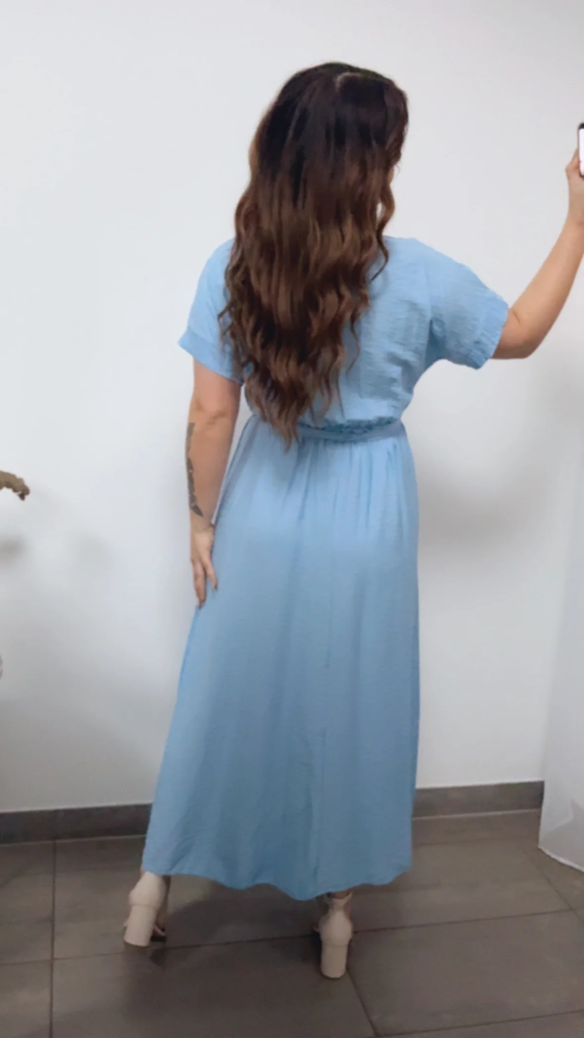 langes Kleid mit kurze Armen, elastische Taille und zum schnüren / hell blau Art. 14304 - Image 5