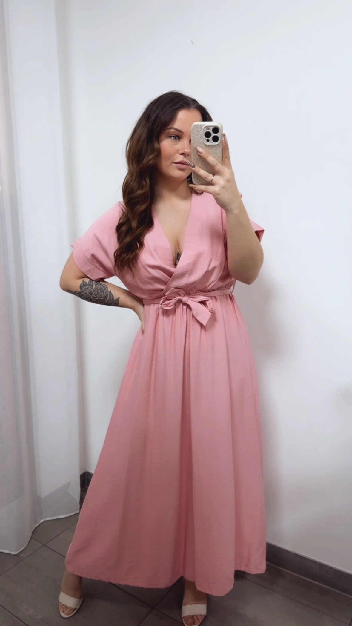 langes Kleid mit kurze Armen, elastische Taille und zum schnüren / helle beere Art. 14306
