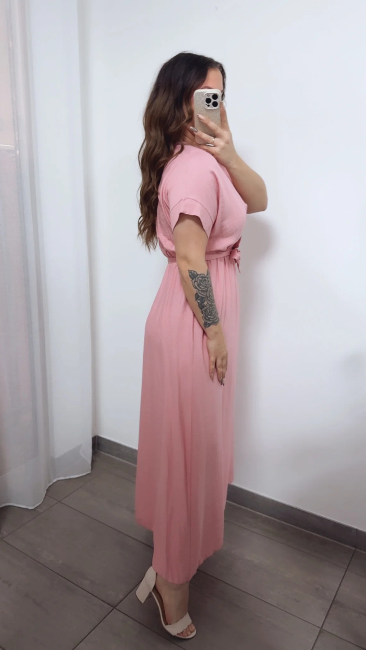 langes Kleid mit kurze Armen, elastische Taille und zum schnüren / helle beere Art. 14306 - Image 4