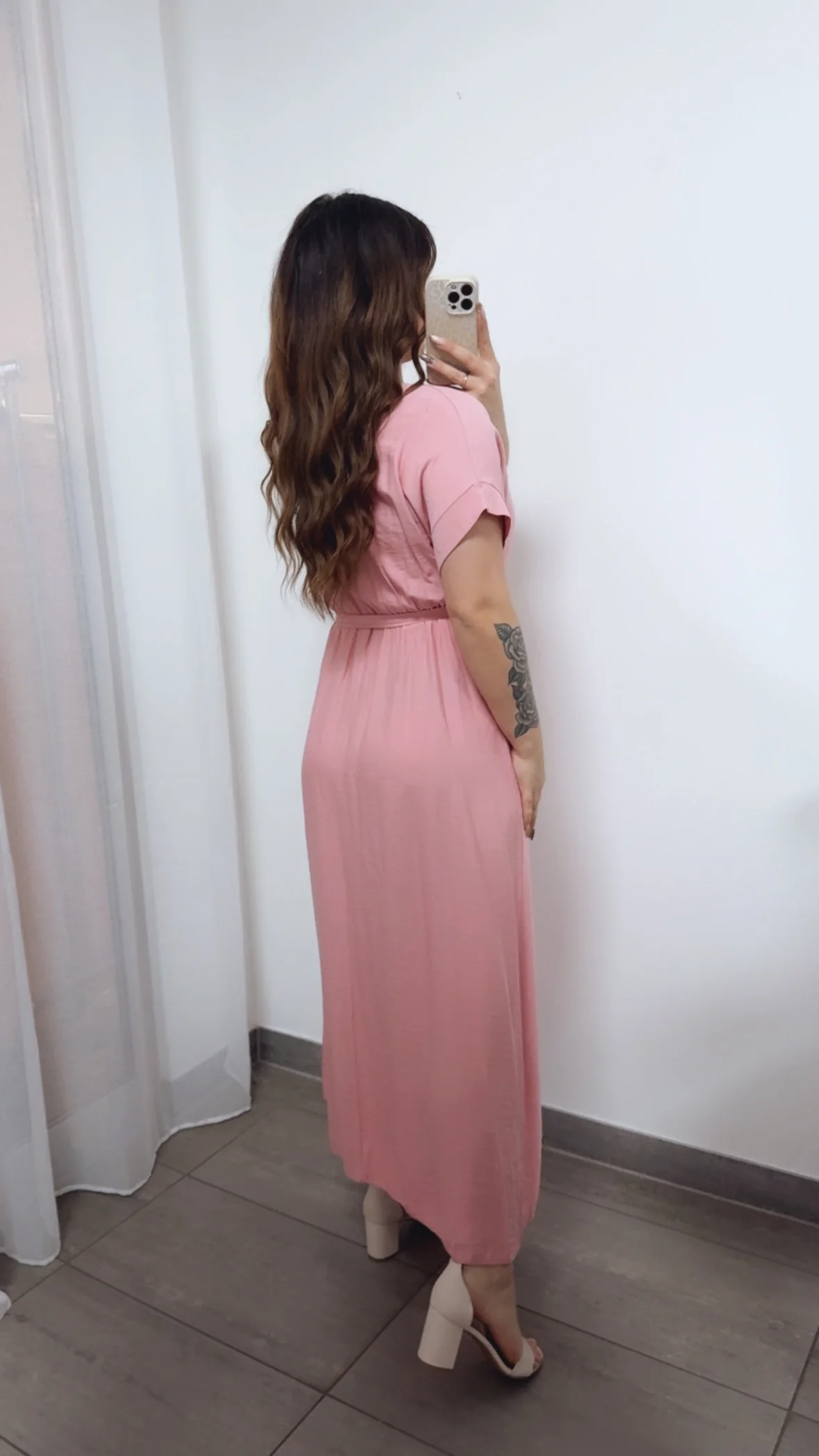 langes Kleid mit kurze Armen, elastische Taille und zum schnüren / helle beere Art. 14306 - Image 5