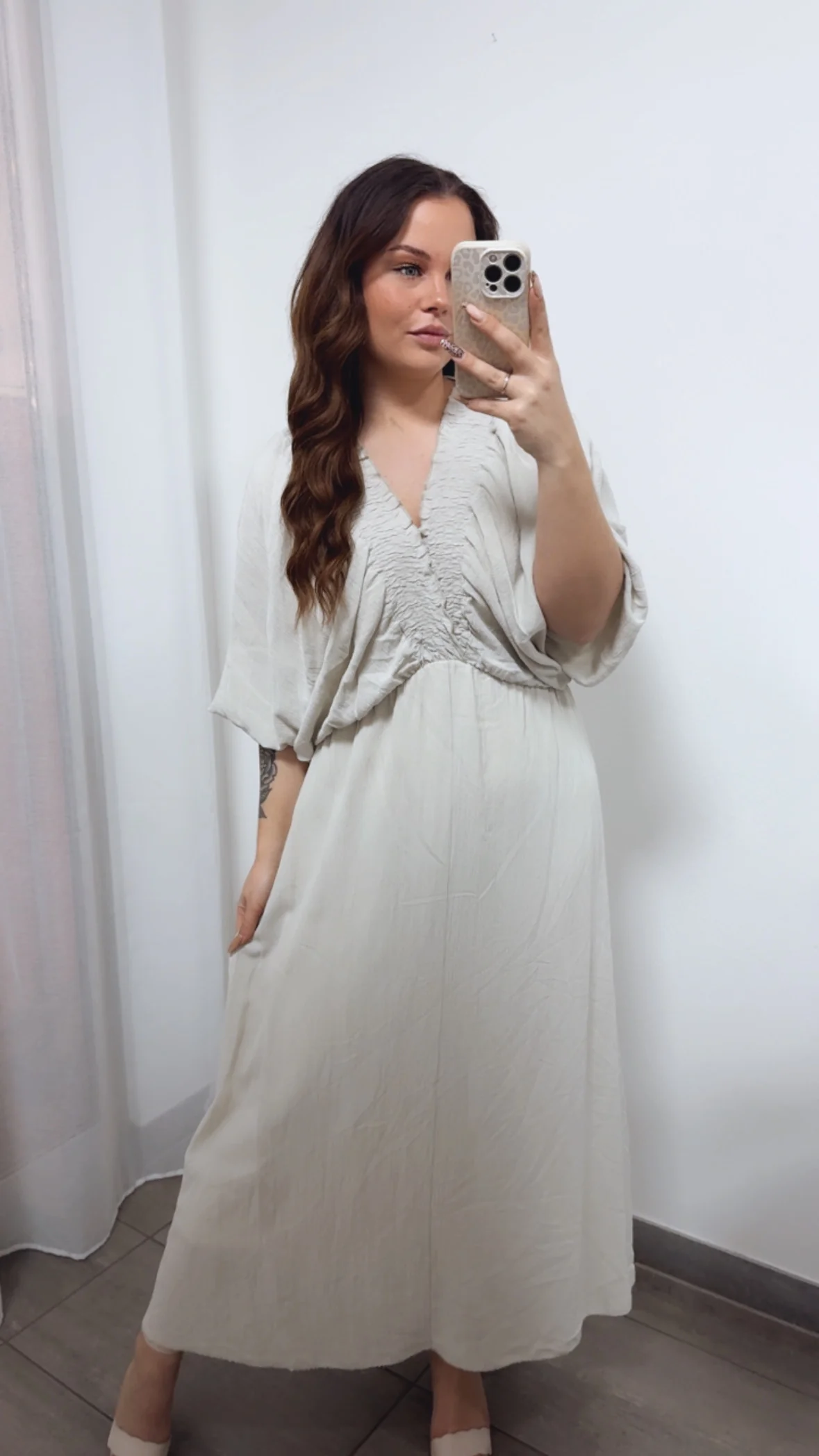 langes, luftiges Kleid mit kurzen Fledermausärmeln, Glitzerschimmer / beige Art. 14396 - Image 2