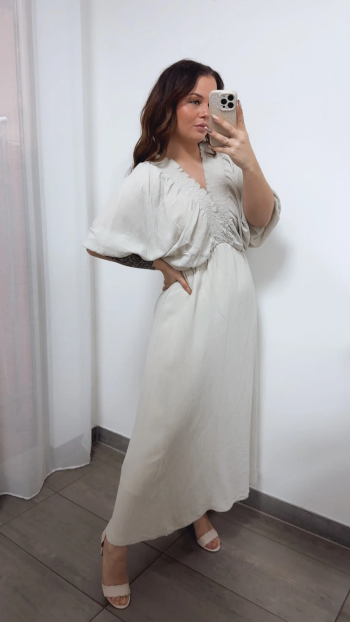 langes, luftiges Kleid mit kurzen Fledermausärmeln, Glitzerschimmer / beige Art. 14396 - Image 3
