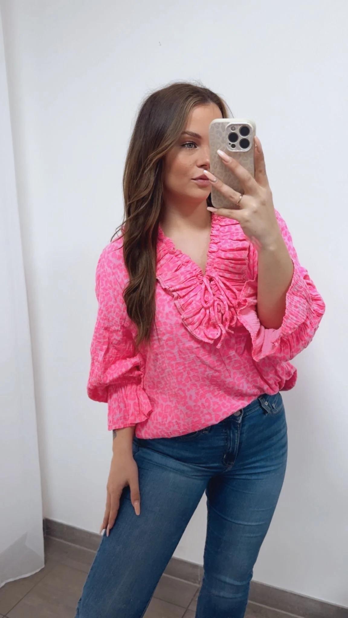 LEO Musselin Bluse mit Volant Ausschnitt / soft pink - neon pink Art. 14730