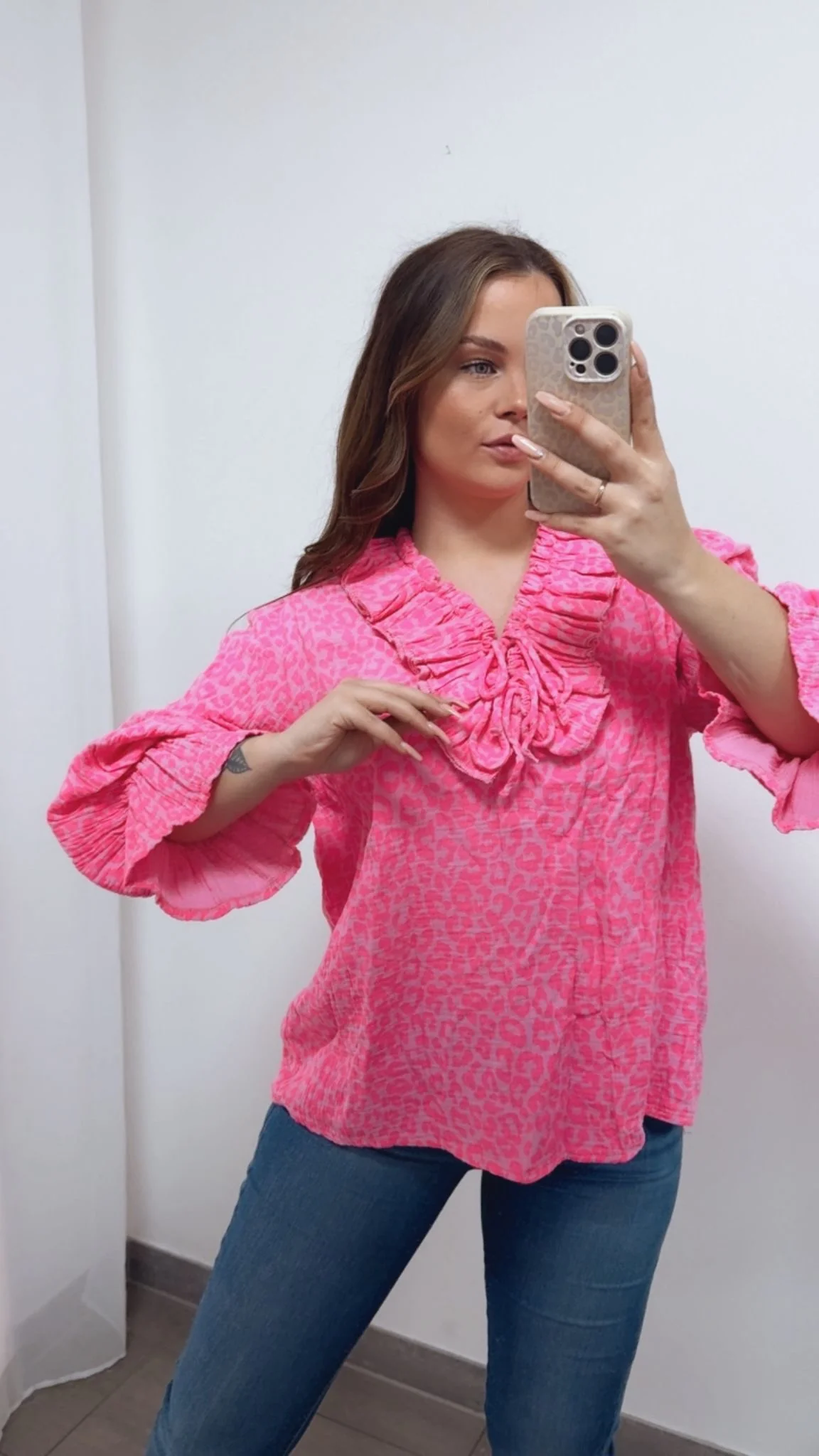 LEO Musselin Bluse mit Volant Ausschnitt / soft pink - neon pink Art. 14730 - Image 4