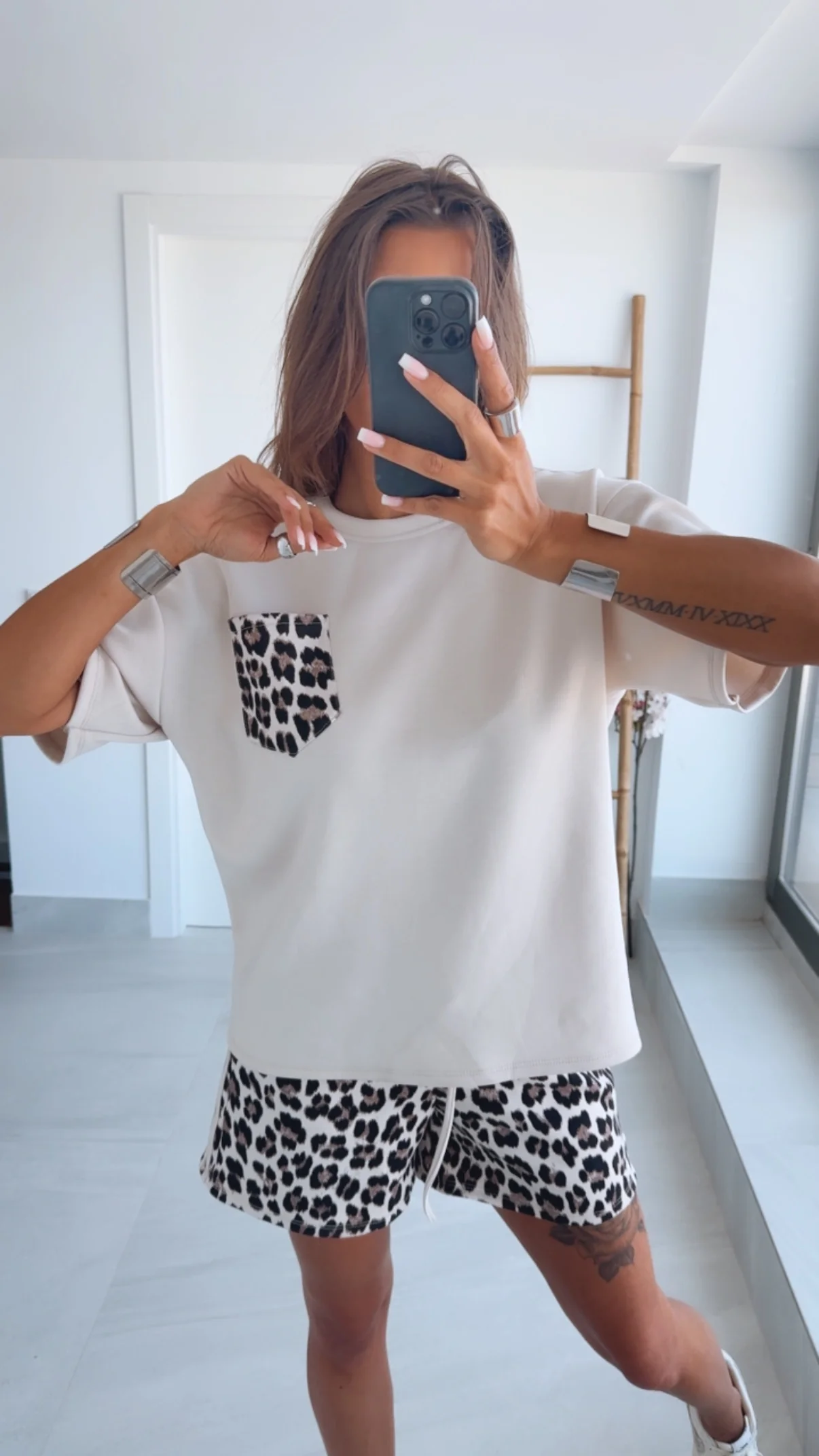 Butterstoff T-Shirt und Leo-Brusttasche / beige Art.14841 - Image 3