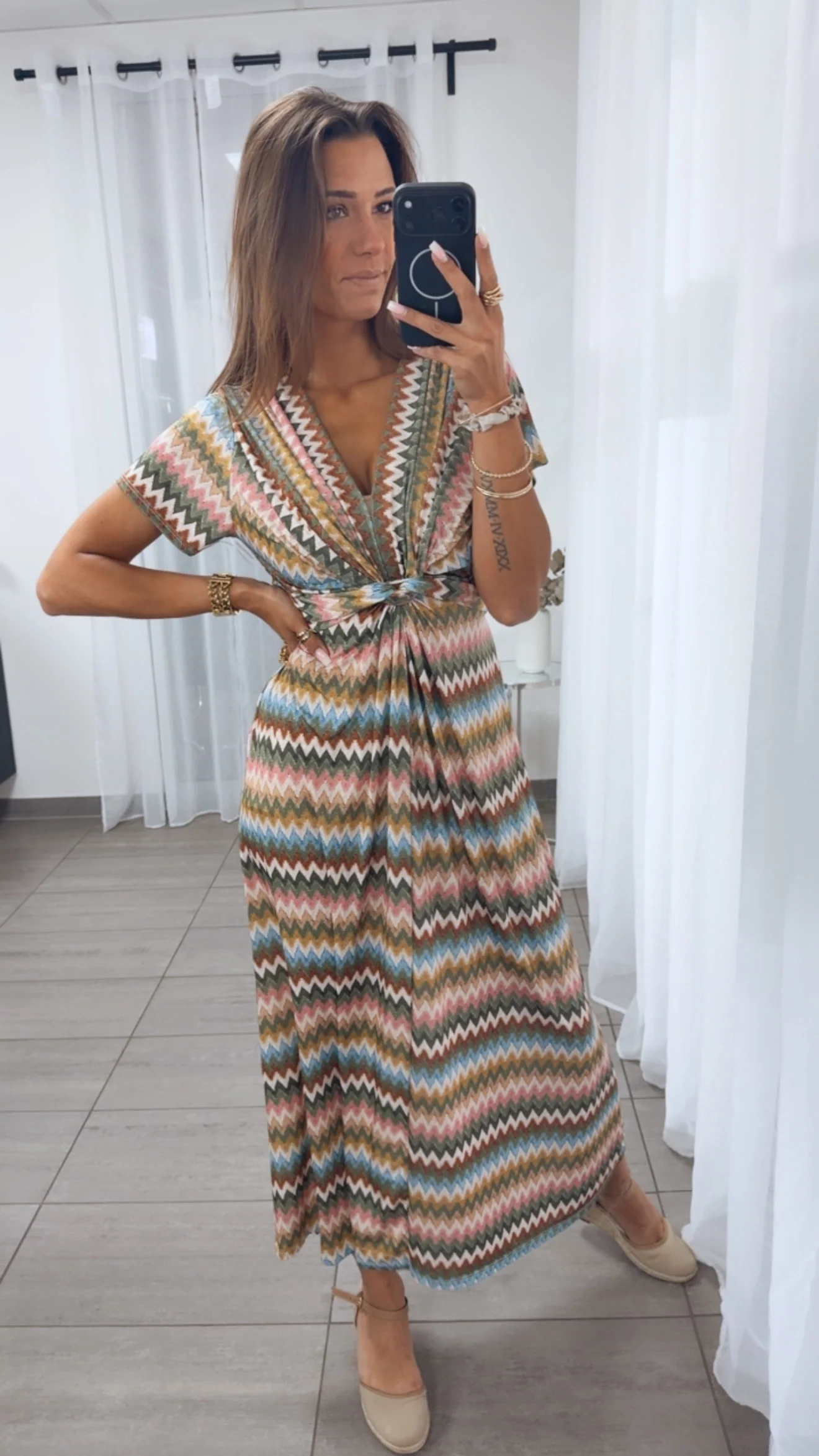 MAXI Kleid mit T-Shirt Ärmeln und raffiniertem Brustbereich ZICKZACK MUSTER / Khaki - rosa - gelb - blau Art.14975