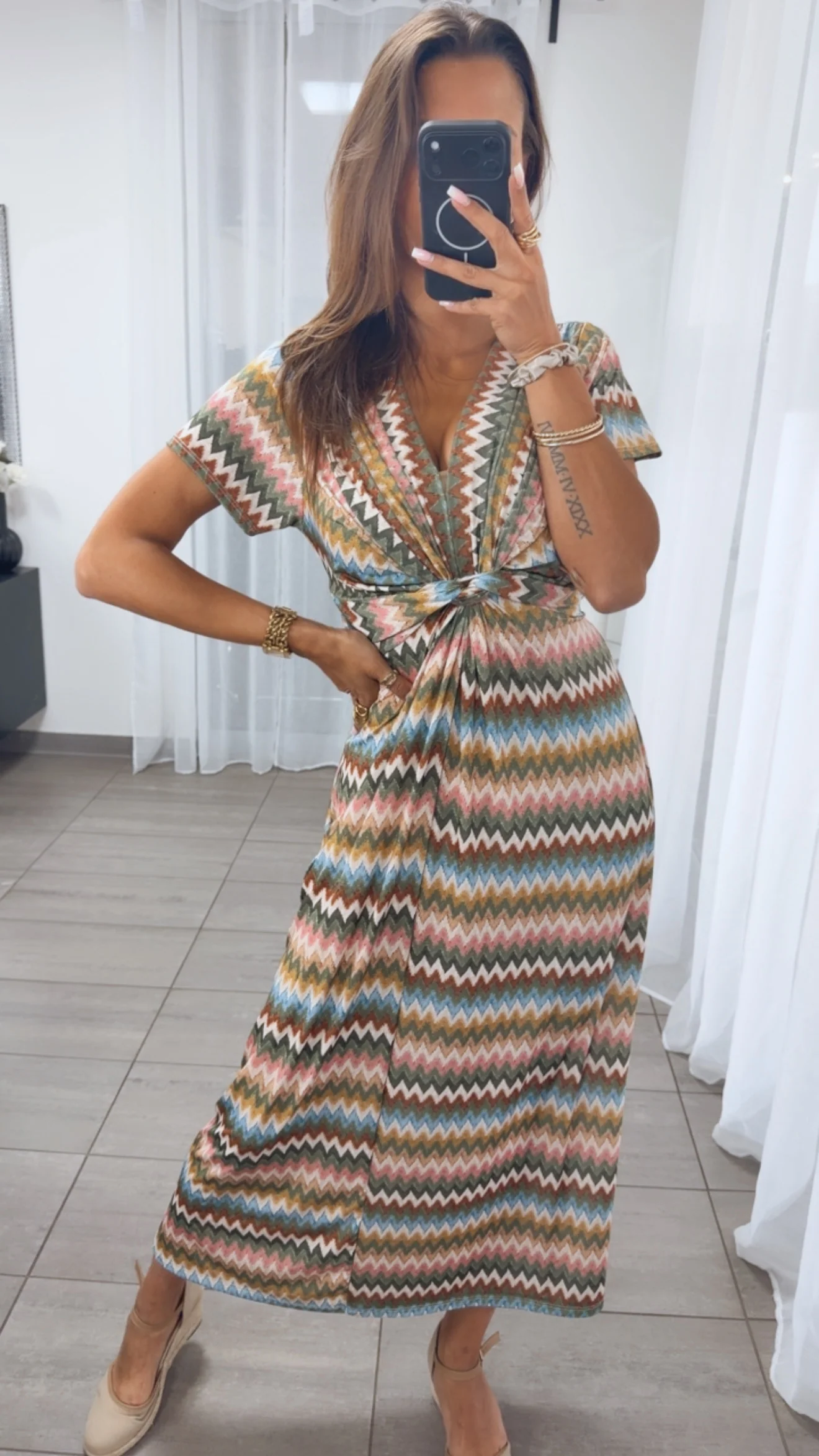 MAXI Kleid mit T-Shirt Ärmeln und raffiniertem Brustbereich ZICKZACK MUSTER / Khaki - rosa - gelb - blau Art.14975 - Image 4