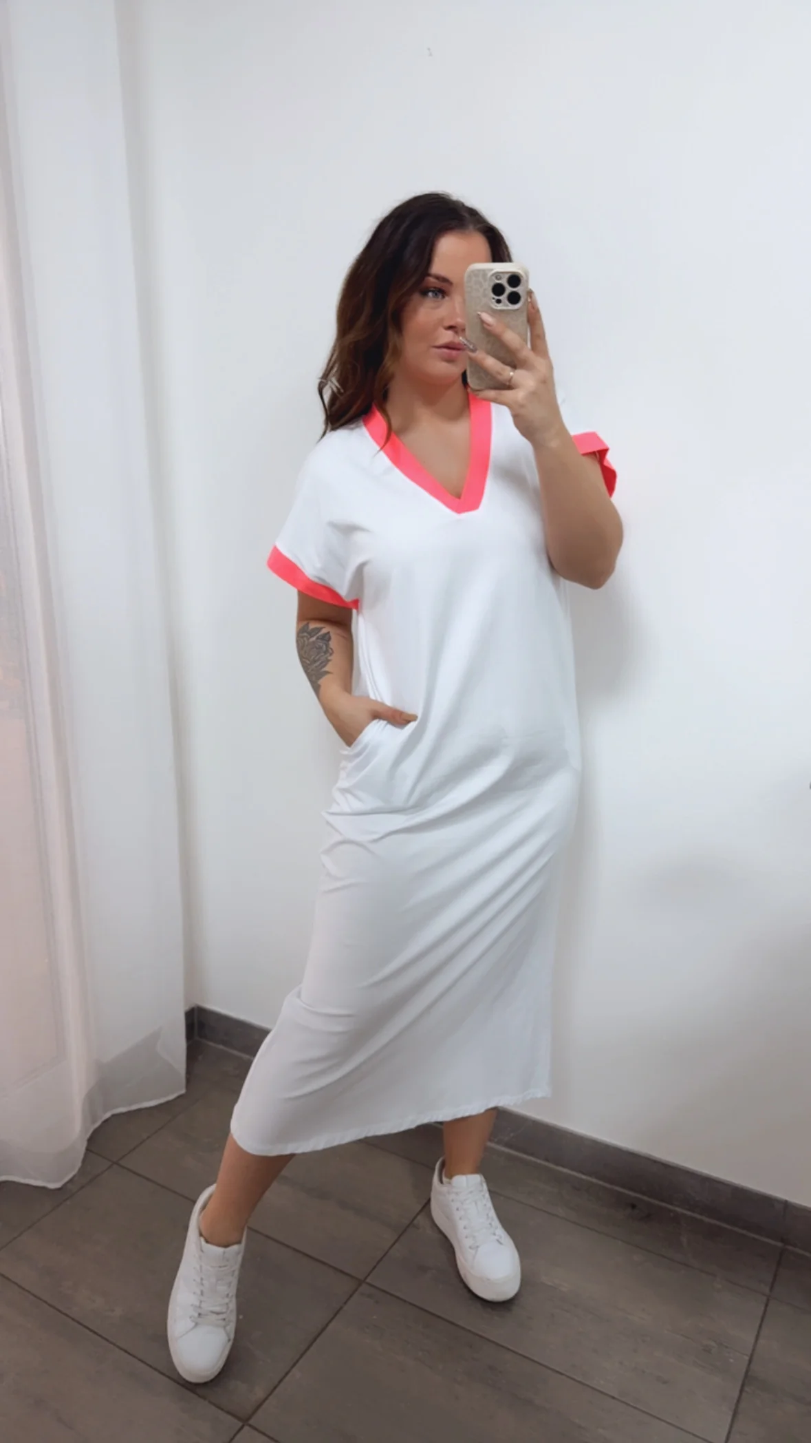 (Maxi-) T-shirt Kleid mit Schlitz auf Rückseite / weiss - neon pink Art. 14369 - Image 3