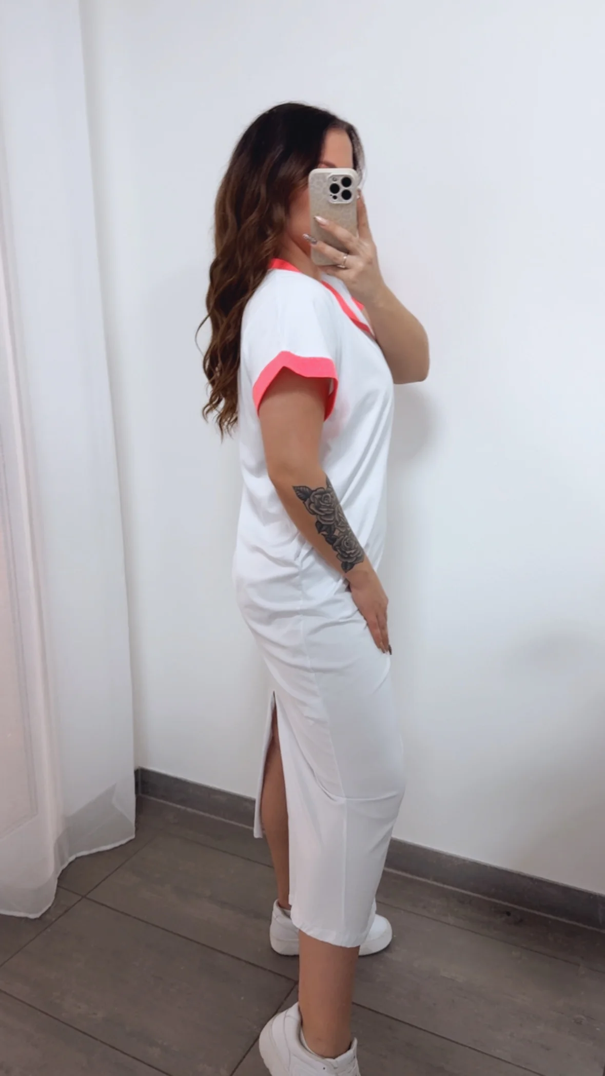(Maxi-) T-shirt Kleid mit Schlitz auf Rückseite / weiss - neon pink Art. 14369 - Image 4