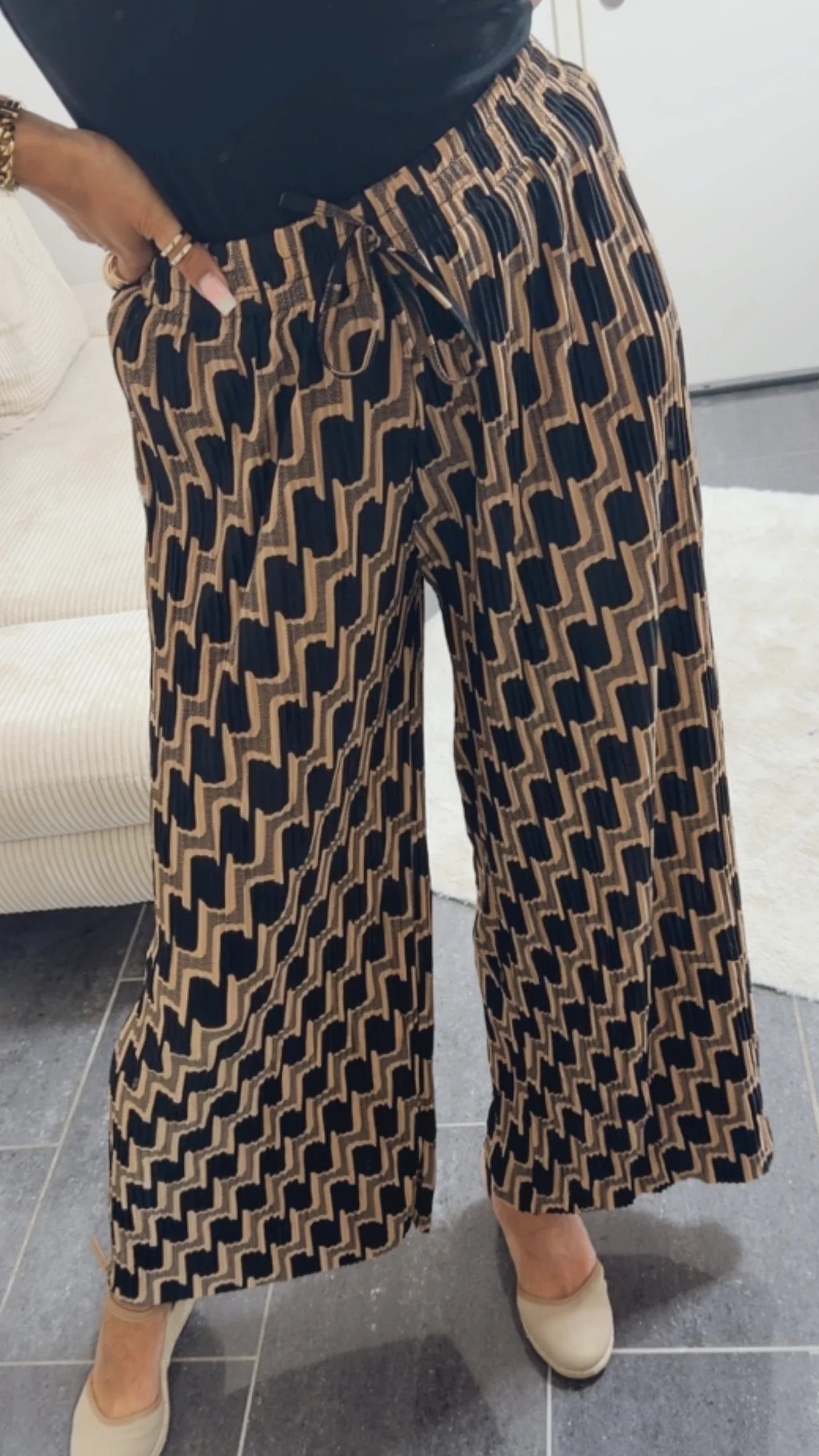 Leichte, plissierte Hose
 / ABSTRAKTES Muster - Caramel Schwarz Art. 14384 - Image 2