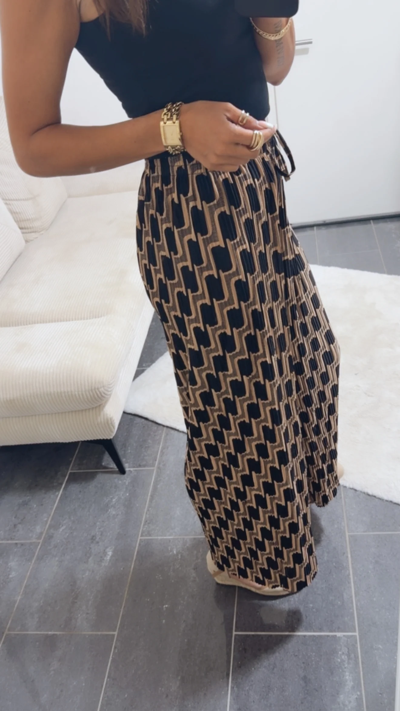 Leichte, plissierte Hose
 / ABSTRAKTES Muster - Caramel Schwarz Art. 14384 - Image 3
