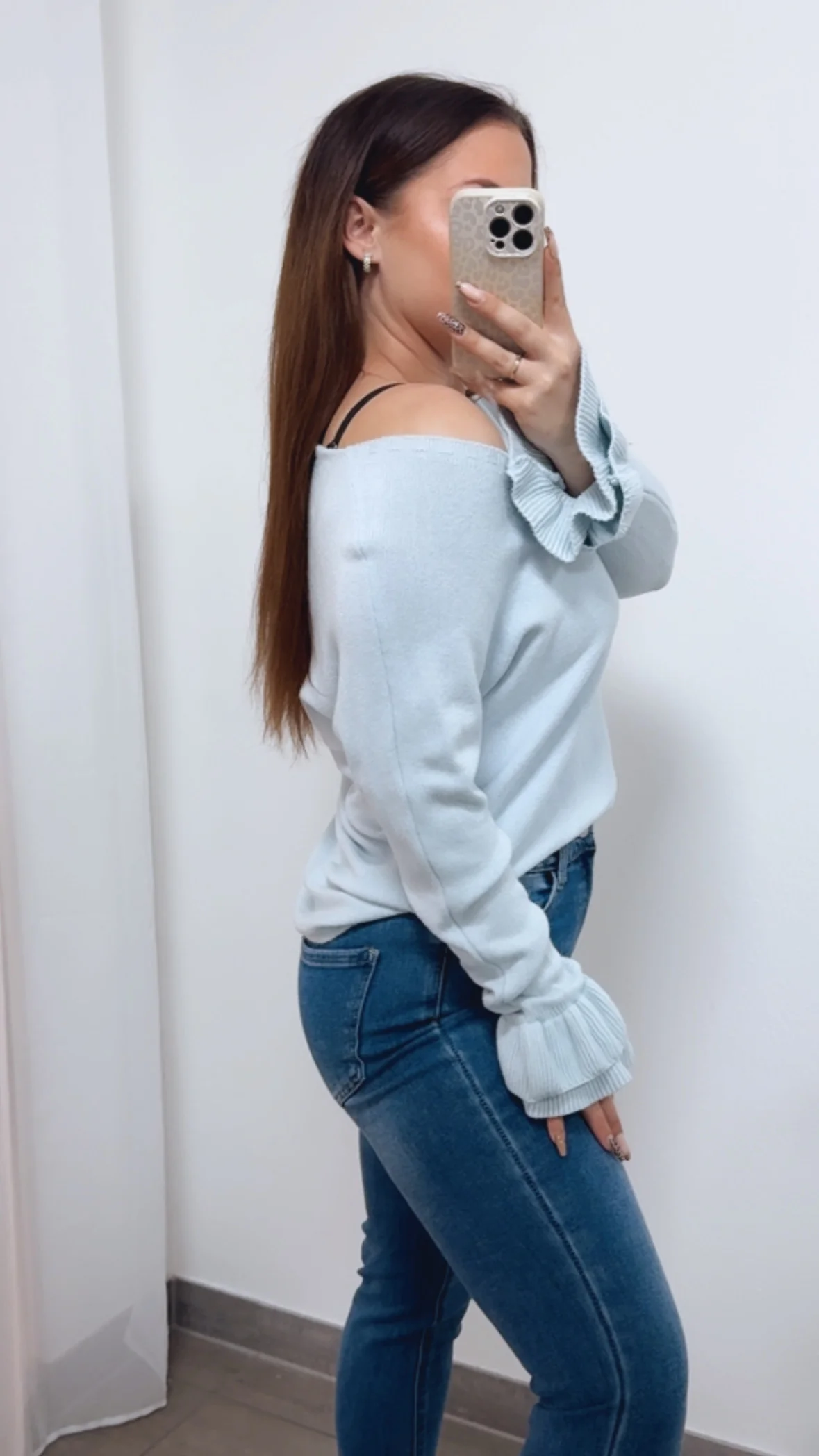 RÜSCHENÄRMEL Leichter Strickpullover mit V-Ausschnitt / hell blau Art. 14329 - Image 4