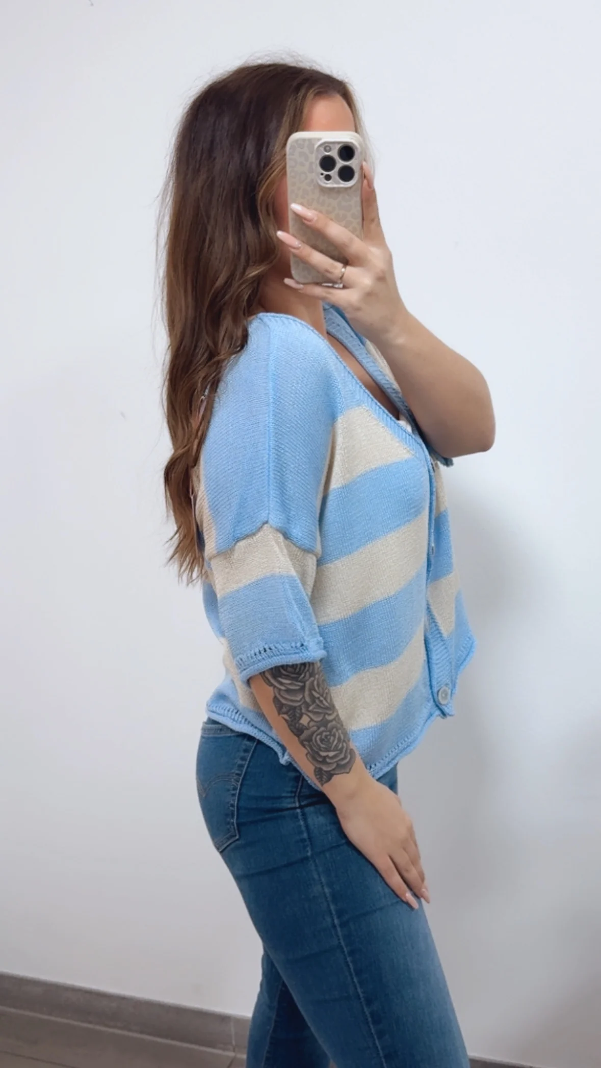 Strickjacke mit kurzen Arm und Knöpfen in Perlmutt-Optik / hell blau - beige Art. 14694 - Image 4