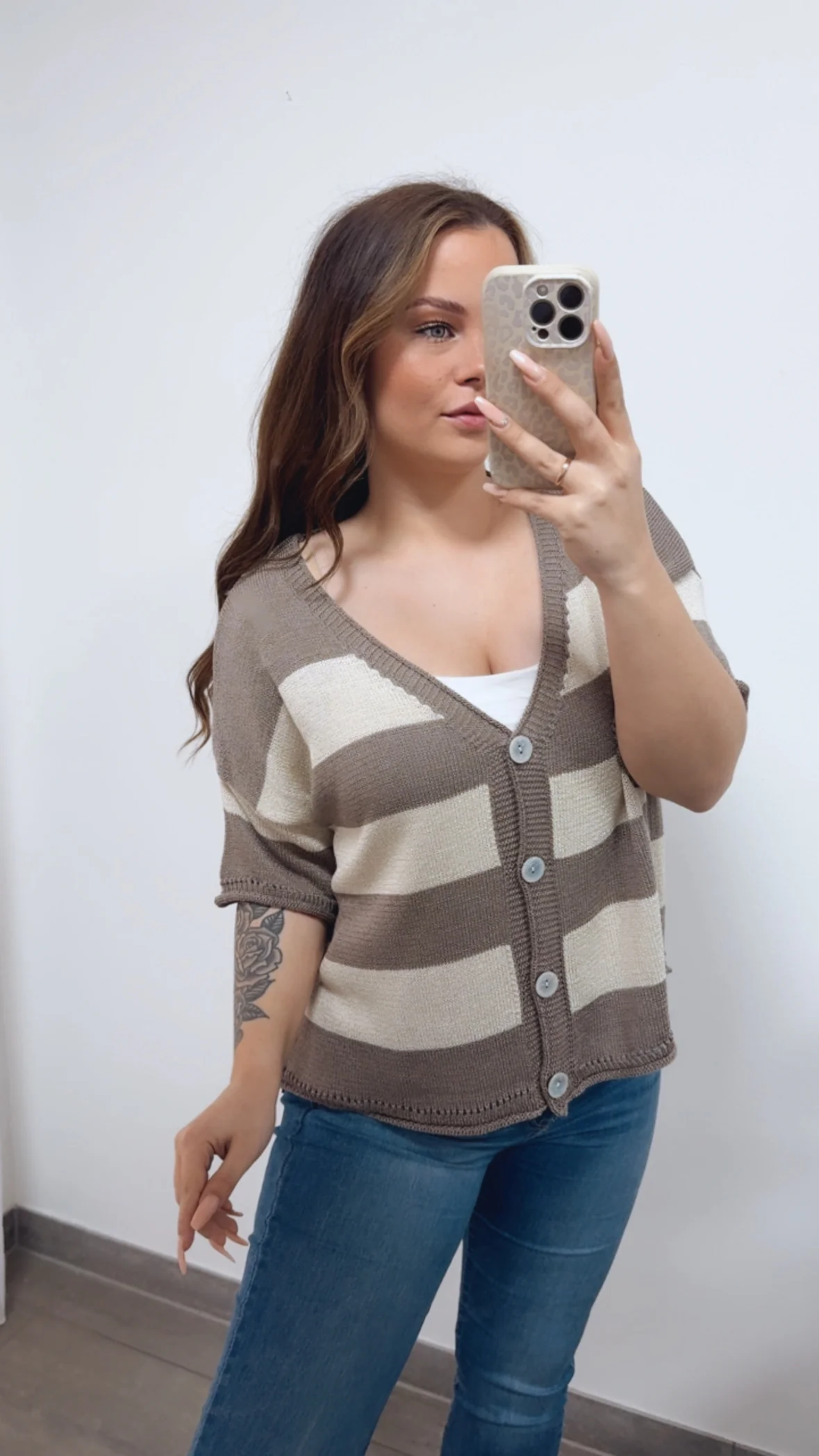 Strick Jacke mit kurzen Arm und Knöpfen in Perlmutt-Optik / taupe - beige Art. 14698 - Image 2