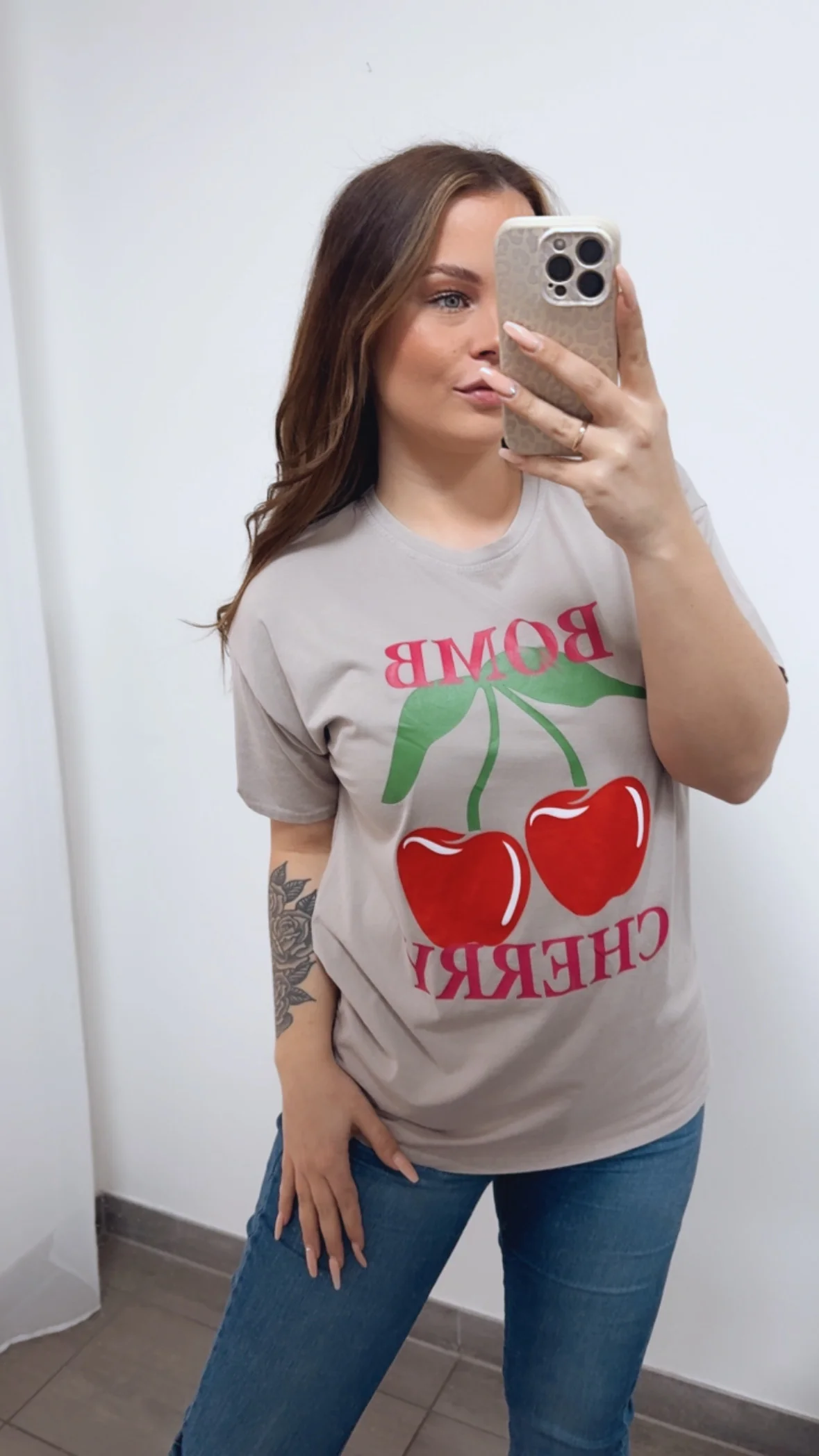 T-shirt " Cherry " / light taupe Art. 14746 - Image 2