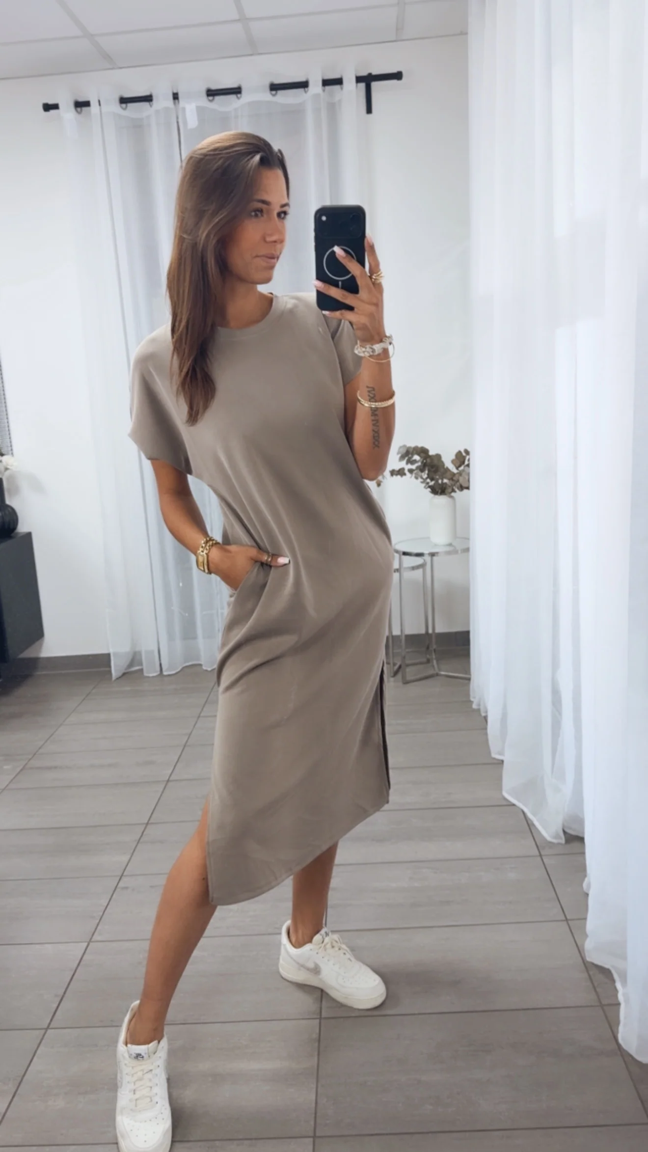 T Shirt Kleid Butterstoff mit seitlichen Taschen / taupe Art.14967